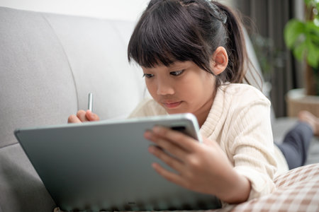 Menina Que Usa O Jogo Do Jogo Do Tablet Na Internet, Criança Que